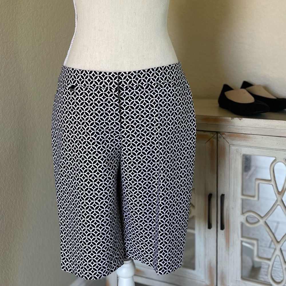 WHBM Geometric Printed Black and White Bermuda Shorts Sz 4
